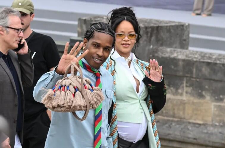 Rihanna e A$AP Rocky combinam looks colegiais em desfile da Dior, Rihanna vem com A$AP Rocky pro Lollapalooza Brasil - UniMix-FM